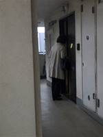 ドアの黄色の付箋
