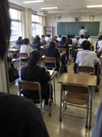 ゴミ箱の隣に座る学年一位
