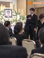 夫の葬儀で別の男を父と呼んだ息子