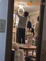 他人の家で父親ごっこをする夫