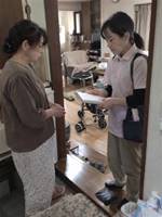 彼女は毎日母を世話し、毎週夫と夜を過ごす