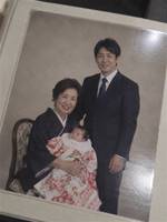 三人だけの家族写真と、消された私