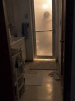 鍵をかけた部屋で、誰かがシャワーを浴びている