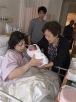 産後5日の病室で、娘を奪う義母が夫を殴りつけた