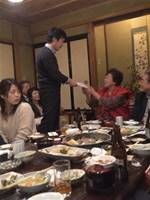 親戚の前で、夫が私の給料を義母に差し出した