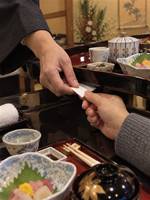 正月の食事会で義母に印鑑を求められ、仲居から「逃げて」のメモ
